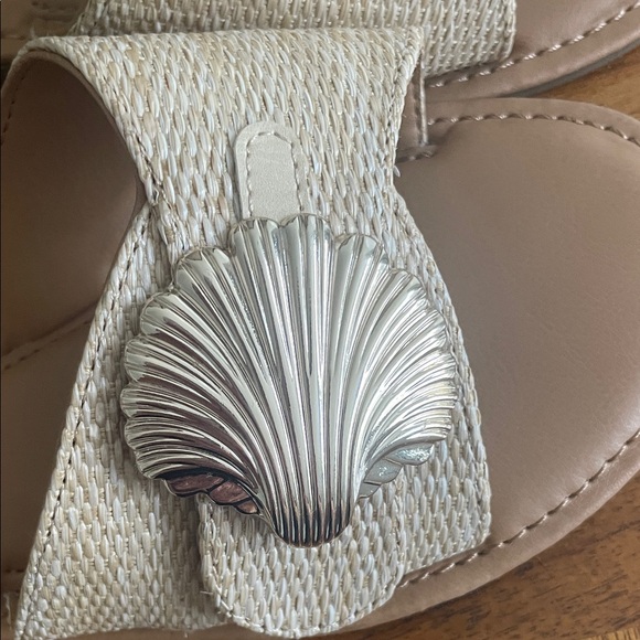 Universal Thread Tan Shell-Decorated Slide Sandals - Picture 4 of 4